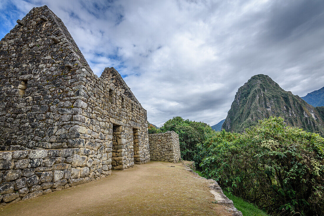 Der Weg nach Machu Picchu, der Hochgebirgshauptstadt des Inka-Stammes, eine Zitadellenanlage aus dem 15. Jahrhundert, Gebäude und Blick auf die Hochebene und die Anden.