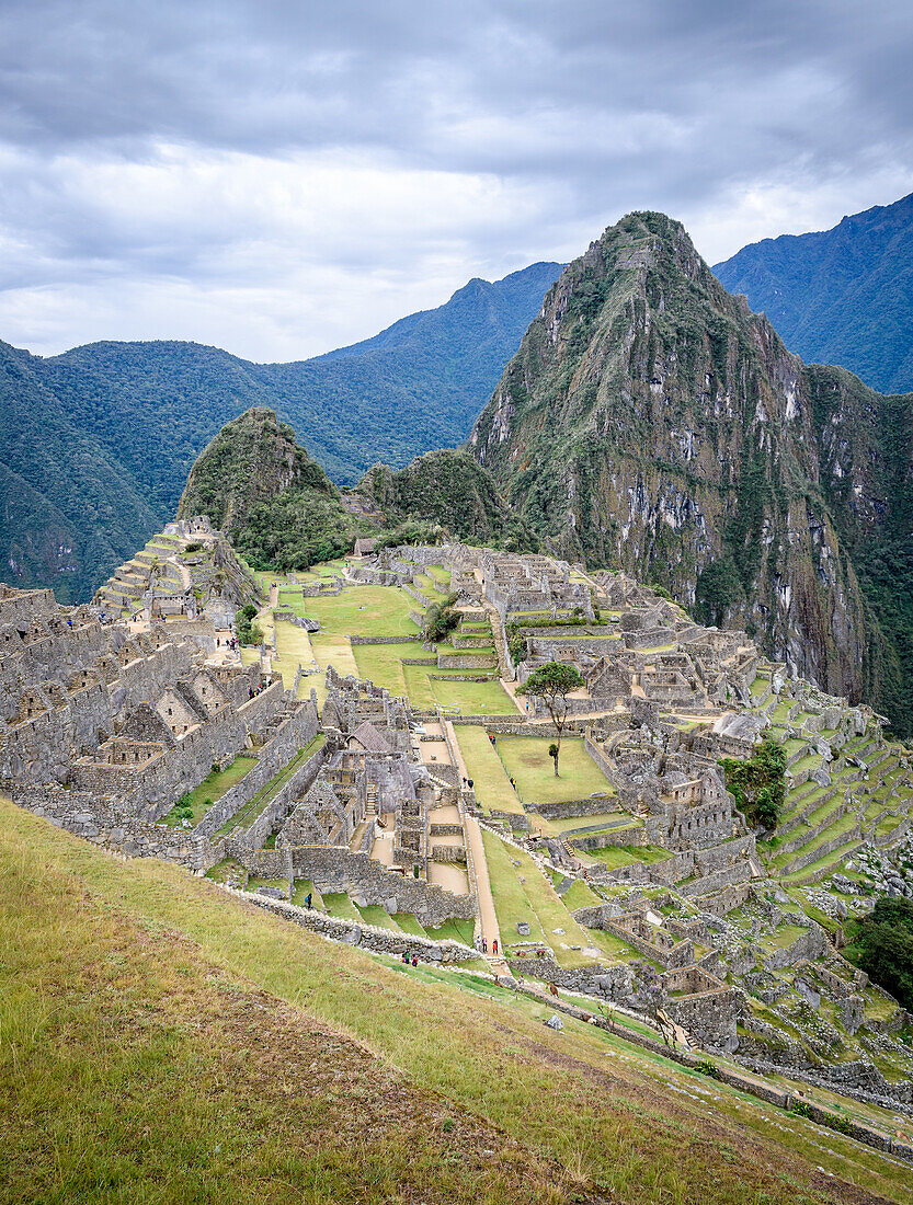 Der Weg nach Machu Picchu, der Hochgebirgshauptstadt des Inka-Stammes, einer Zitadellenanlage aus dem 15. Jahrhundert, Gebäude und Blick auf die Hochebene und die Anden.
