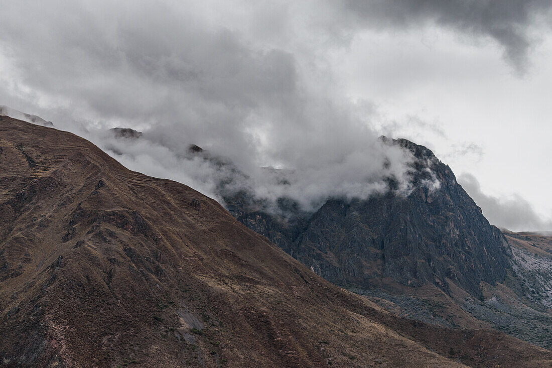 Der Weg nach Machu Picchu, der Hochgebirgshauptstadt des Inka-Stammes, einer Zitadellenanlage aus dem 15. Jahrhundert, Gebäude und Blick auf die Hochebene und die Anden.