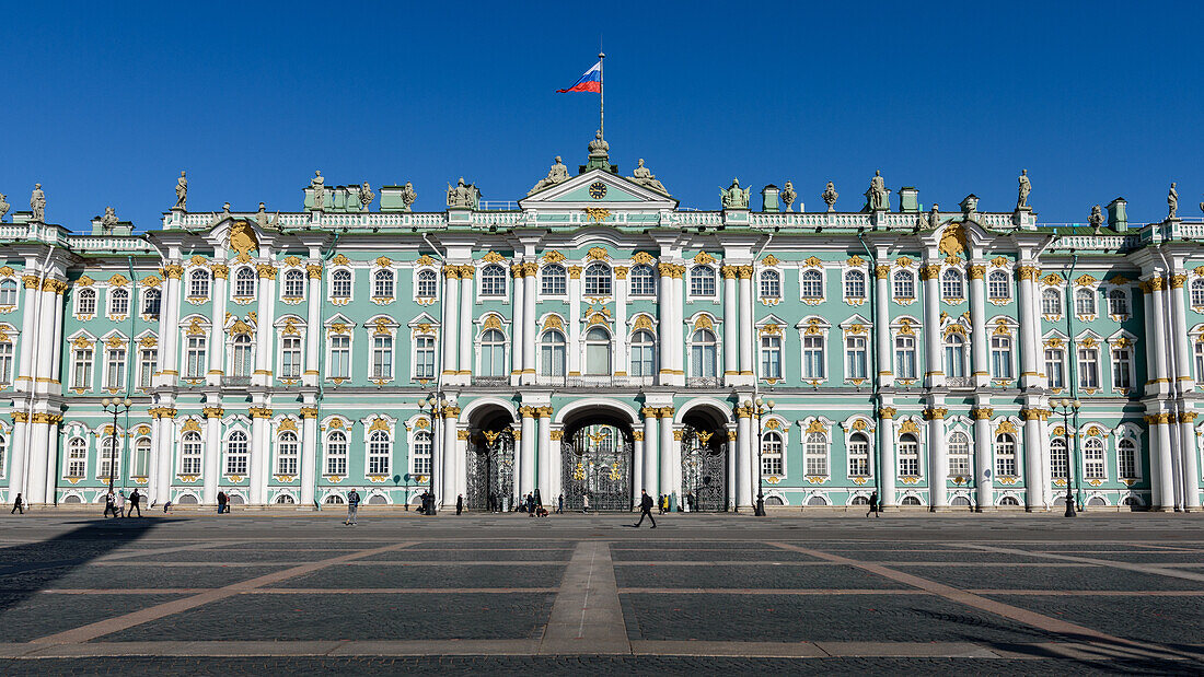 Der Winterpalast, ein Palast im Barockstil und offizielle Residenz des Hauses Romanow von 1732 bis 1917, die Fassade mit wehender Flagge.