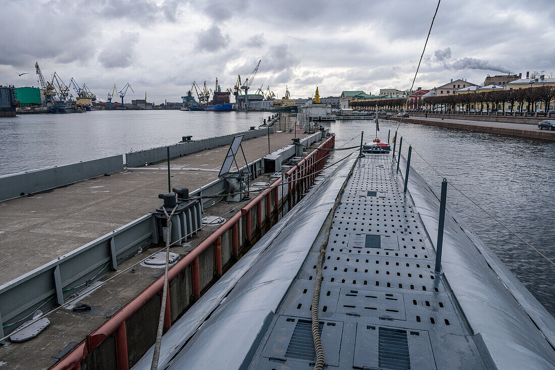 Vasilievsky Island, nahe Universitetskaya Naberezhnaya, das S-189 U-Boot-Museum, ein in den 1950er Jahren gebautes Schiff, Blick auf das Deck vom Peilturm.