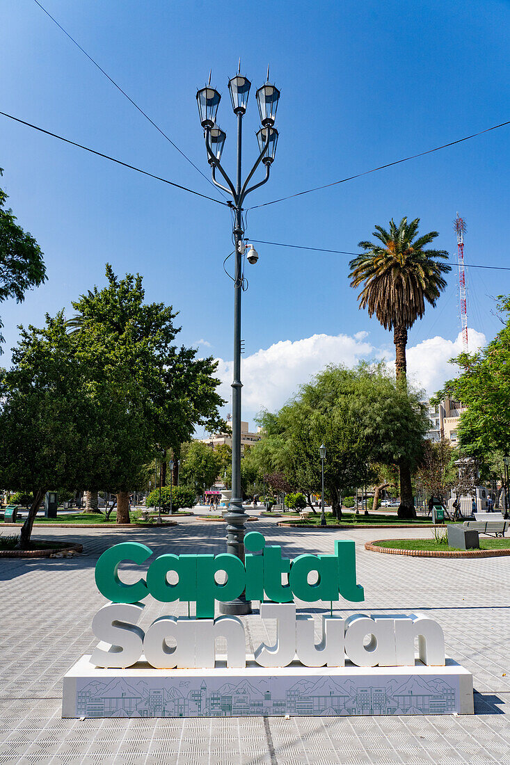 Ein 3-D-Schild auf der Plaza 25 de Mayo in der Stadt San Juan, Hauptstadt der Provinz San Juan in Argentinien.