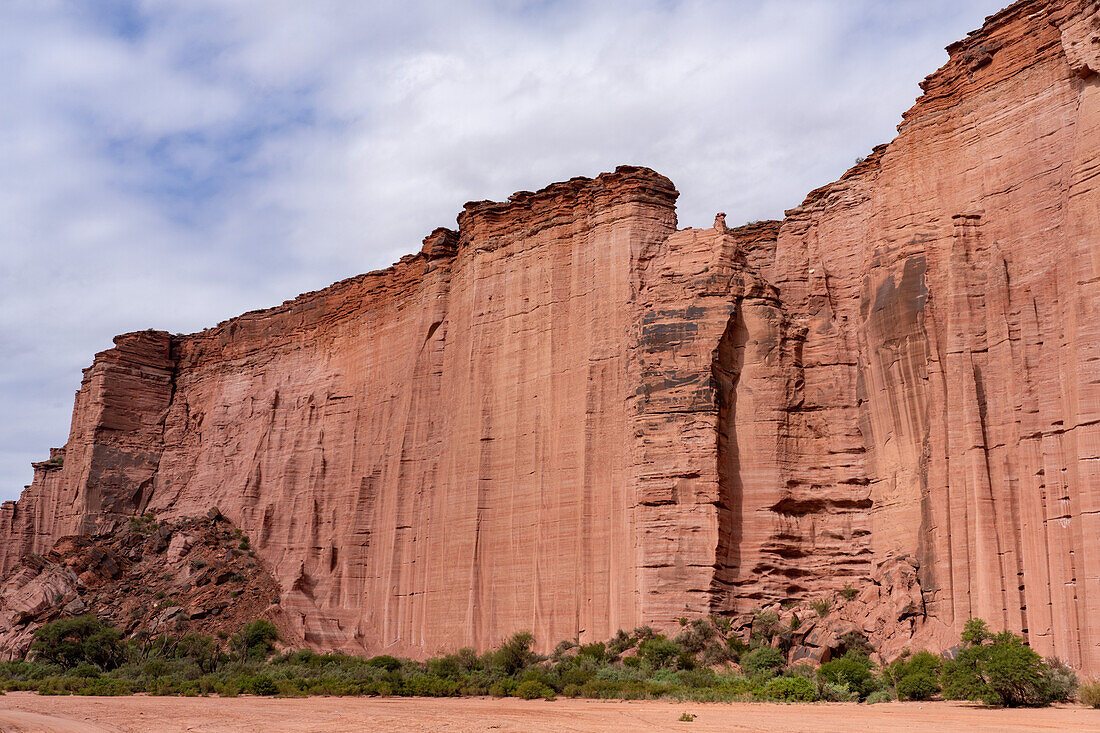 Die erodierte rote Sandsteinwand der triassischen Talampaya-Formation im Talampaya-Nationalpark, Provinz La Rioja, Argentinien.