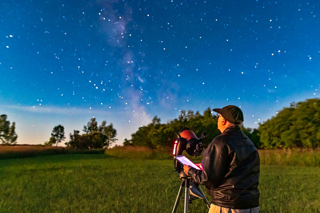 Ein Selfie mit mir beim Beobachten mit dem Celestron SE6 Teleskop und der Verwendung des iPads und der WiFi-Verbindung zur Steuerung des Teleskops. Version 1 mit Blick in den Himmel. Aufgenommen am 18. August 2019 im Licht des aufgehenden abnehmenden gibbous Mondes.