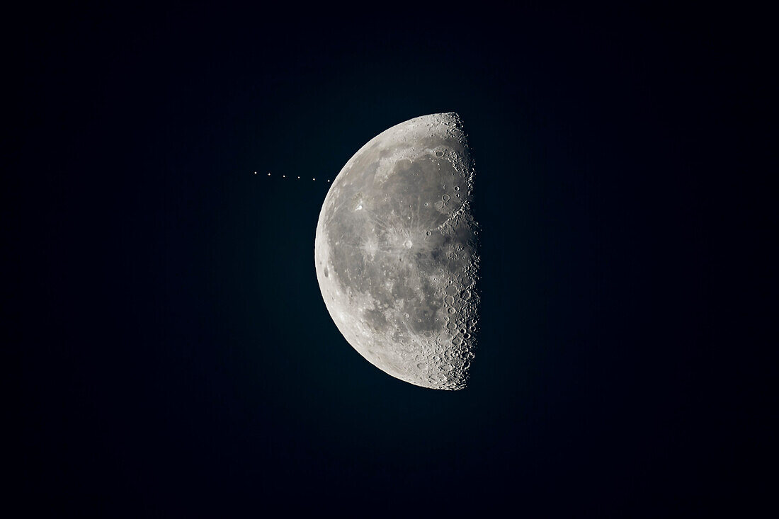 Der abnehmende gibbous Mond nähert sich dem Stern Aldebaran bei einer Bedeckung am Morgen des 12. September 2017. Dies ist ein Mehrfachbelichtungs-Komposit der Eintrittsphase, die vor Sonnenaufgang stattfand, mit dem Mond aus der letzten Aufnahme und dem Stern aus Aufnahmen, die in 4-Minuten-Intervallen vor dieser letzten Aufnahme gemacht wurden. Für den eigentlichen Eintritt habe ich auf HD-Film umgeschaltet, um ein Video des Ereignisses zu drehen.