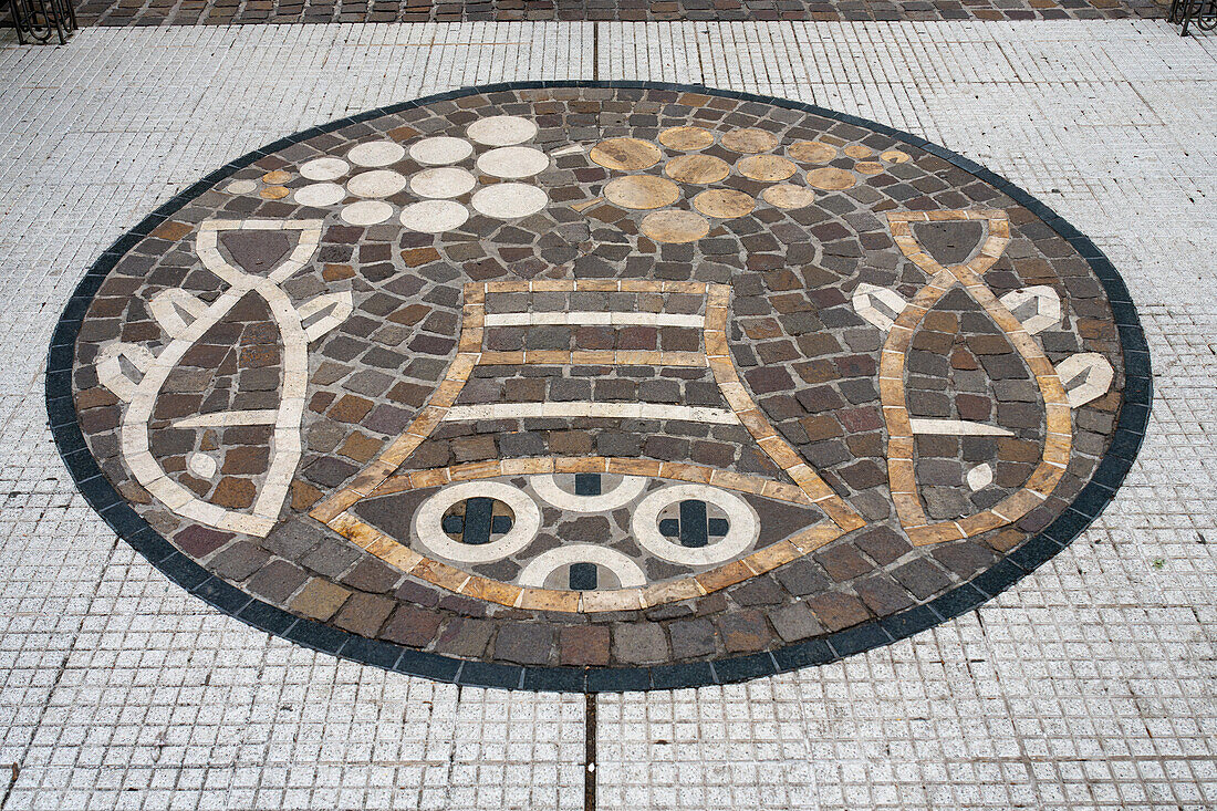 Kachelmosaik vor der Kathedrale des Erzengels San Rafael in San Rafael, Argentinien.