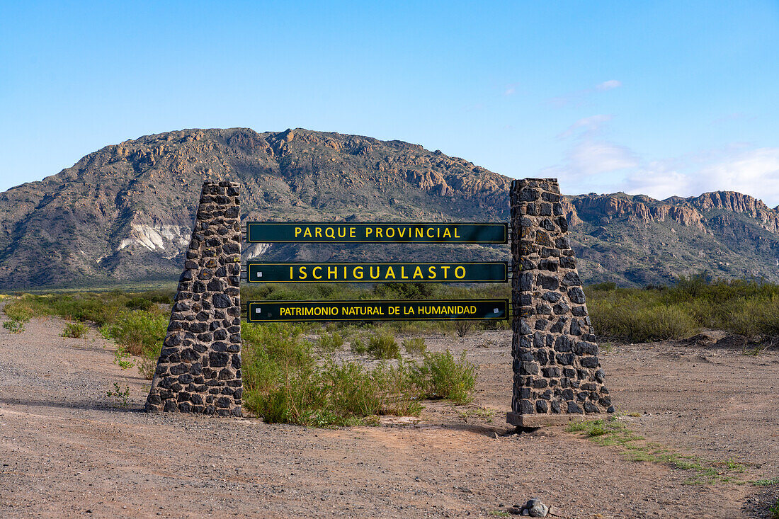 Das Eingangsschild des Ischigualasto Provincial Park in der Provinz San Juan, Argentinien.