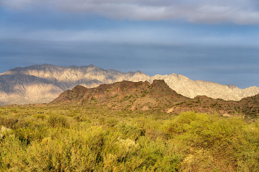 Die Bergkette Sierra de Sanogasta bildet die östliche Grenze des Nationalparks Talampaya in der Provinz La Rioja, Argentinien.