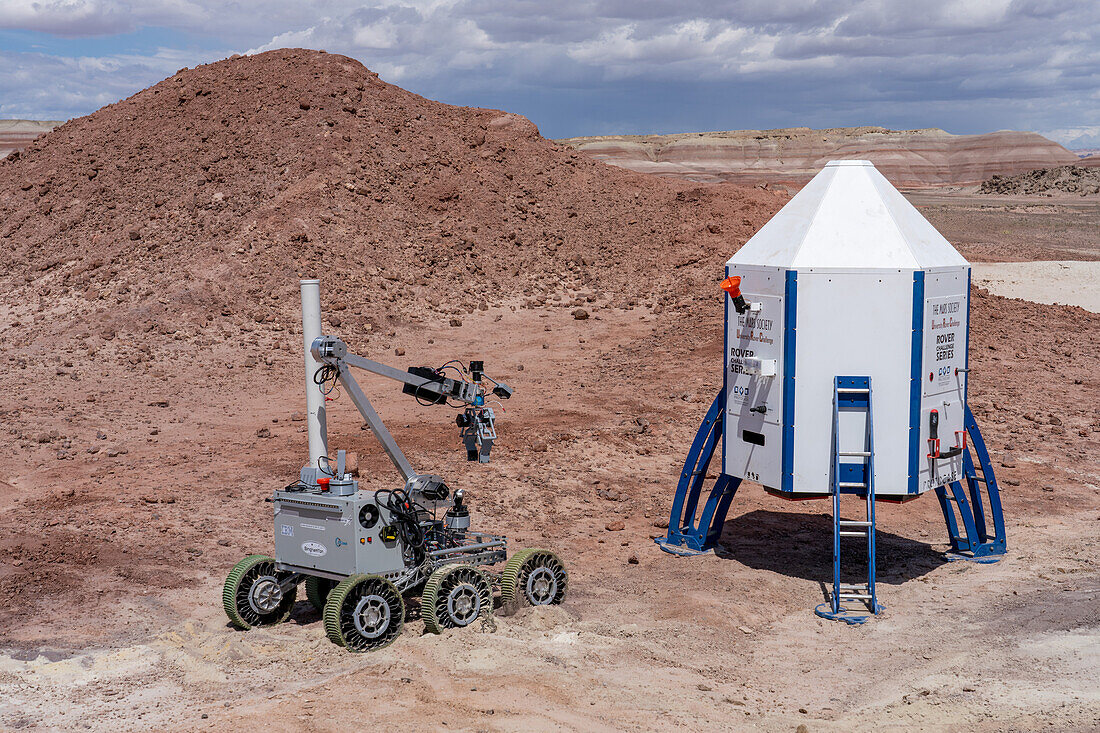Der Mars Rover der Universität Binghamton nähert sich dem Mars Lander im Rahmen der University Rover Challenge. Mars Desert Research Station, Utah.