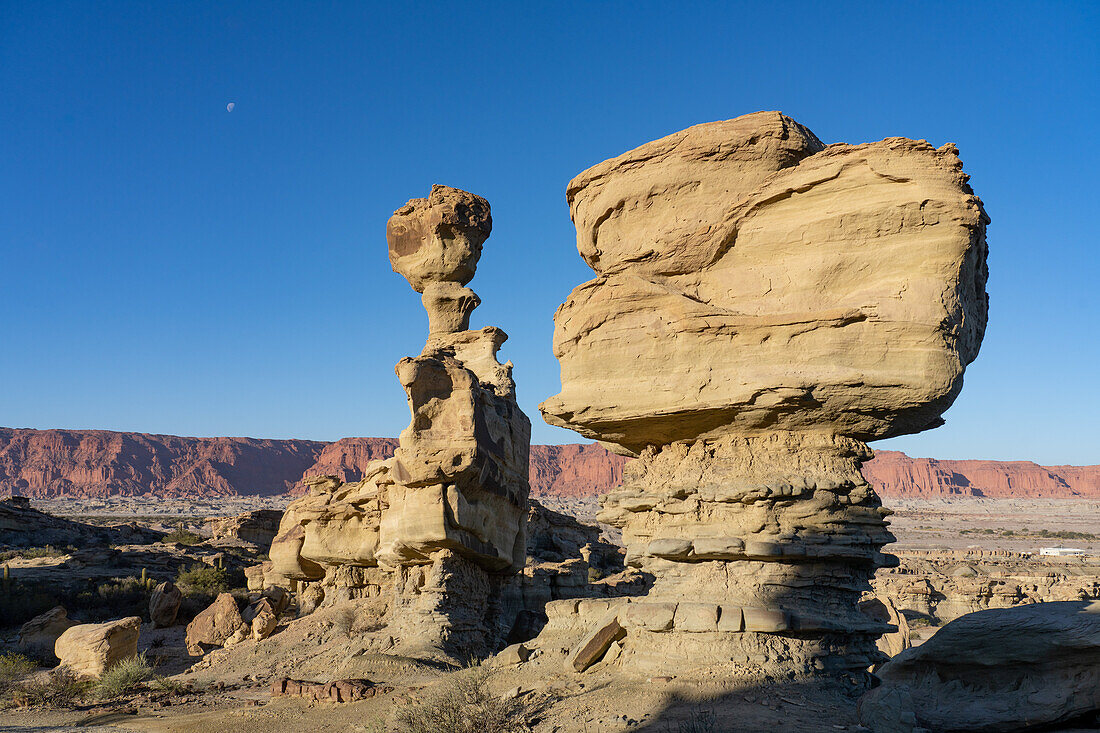 Mond über dem Submarine, einer erodierten Sandsteinformation im Ischigualasto Provincial Park, Provinz San Juan, Argentinien.