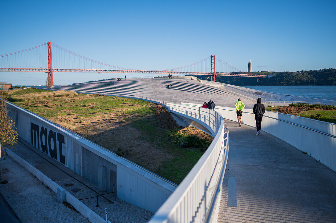 Blick auf die Brücke Ponte 25 de Abril vom Dach des MAAT (Museum für Kunst, Architektur und Technologie), entworfen von der britischen Architektin Amanda Levete, Belem, Lissabon, Portugal