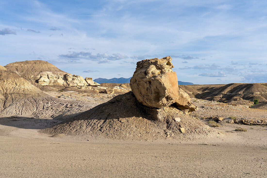 Farbenfrohe Mancos Shale-Formationen mit erodierten Sandsteinblöcken im Blue Valley. Caineville-Wüste in der Nähe von Hanksville, Utah.