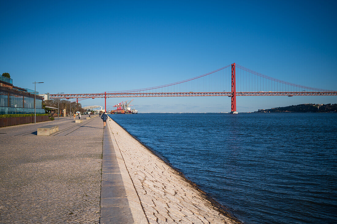 Brücke Ponte 25 de Abril von der Promenade des Tejo, Belem, Lissabon, Portugal