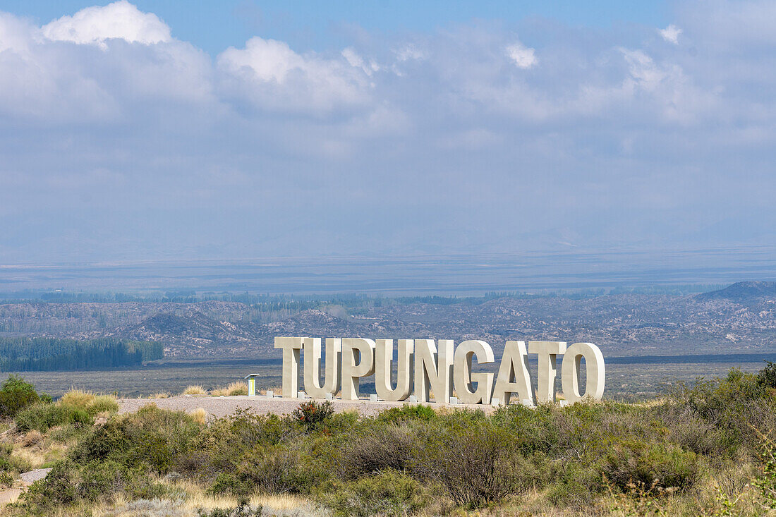 Ein Schild für die Weinstadt Tupungato am Rande des Valle de Uco in der Provinz Mendoza, Argentinien.
