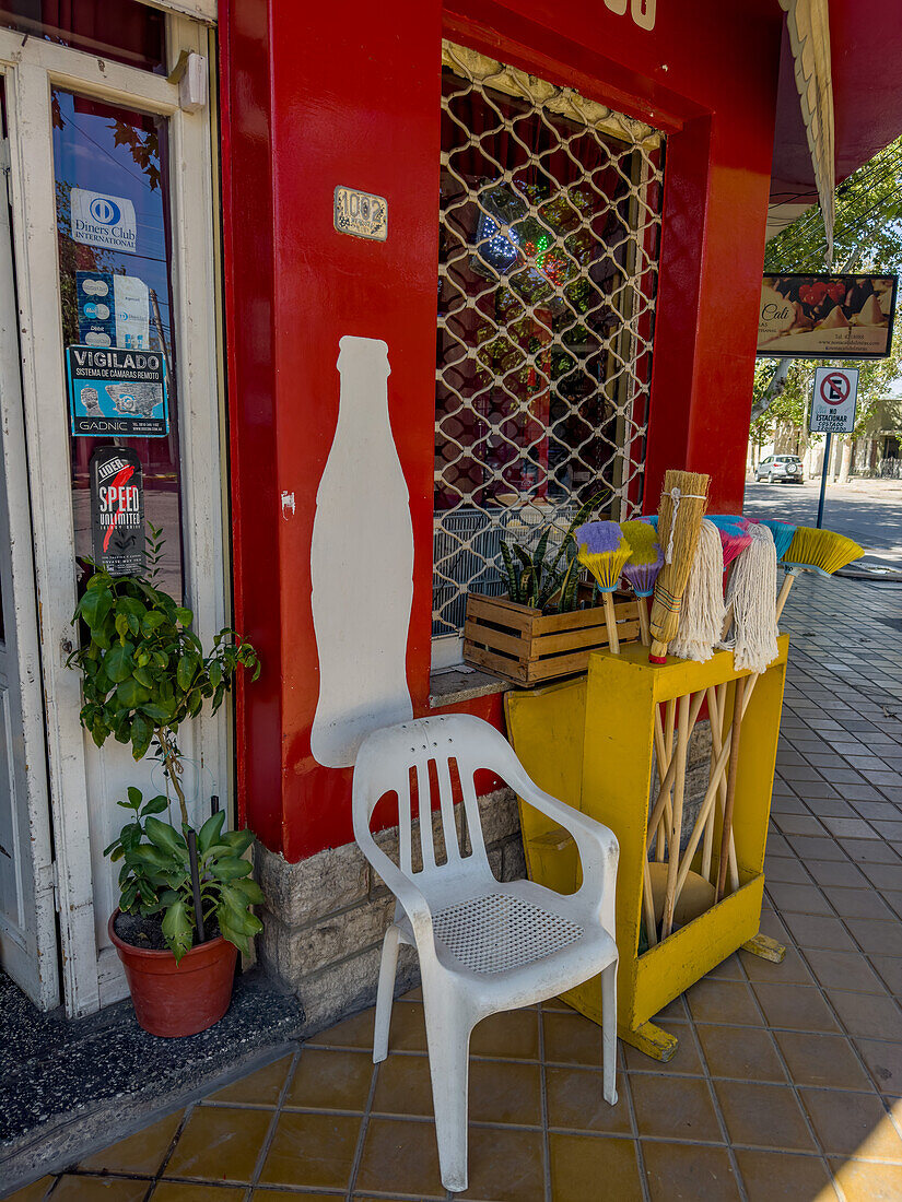 Die Fassade eines kleinen Geschäfts in San Juan, Argentinien.