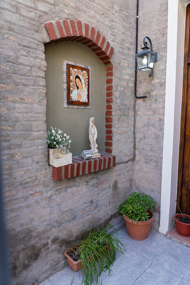Ein kleiner katholischer Schrein im Eingangsbereich eines Privathauses in San Juan, Argentinien.