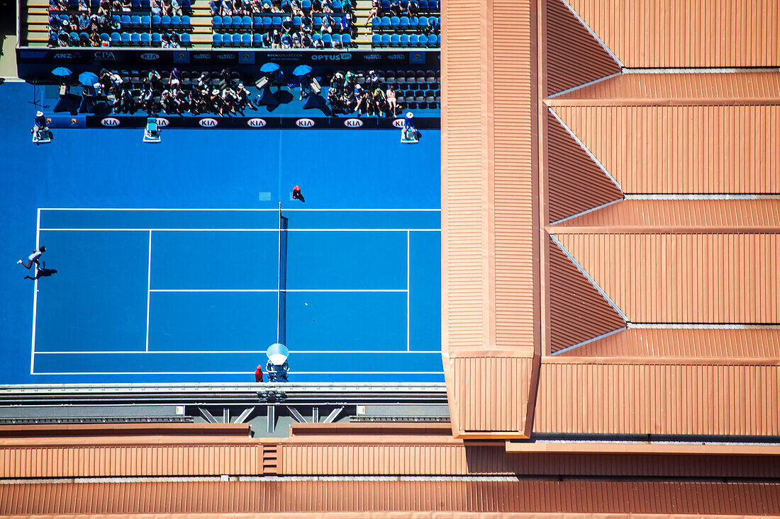 Luftaufnahme der Australian Open Tennis. Venus Williams nimmt einen Aufschlag in der Margaret Court Arena an.