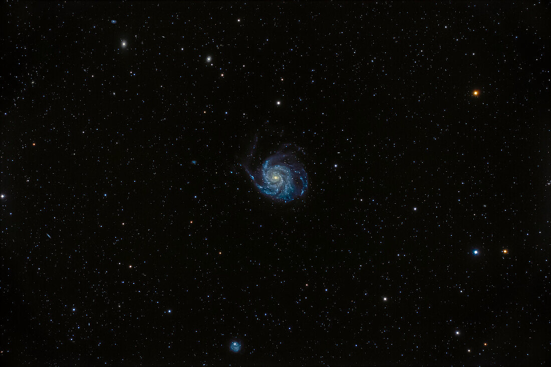 Messier 101, die Pinwheel-Galaxie in Ursa Major, eine klassische frontale Spiralgalaxie, groß und deutlich im Fernglas. Die seltsame Galaxie am unteren Rand ist NGC 5474.