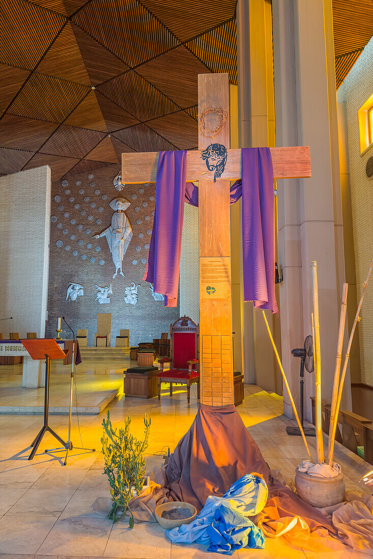 Ein Kreuz im Kirchenschiff der sehr modernen San Juan de Cuyo Kathedrale in San Juan, Argentinien.
