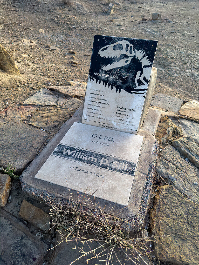 Denkmal und Begräbnisstätte der Asche des Paläontologen Dr. William Sill im Ischigualasto Provincial Park in der Provinz San Juan, Argentinien. Dr. Sill war ein amerikanischer Paläontologe, der in dem Gebiet, das heute der Park ist, einen Großteil der wichtigen Arbeit geleistet hat.