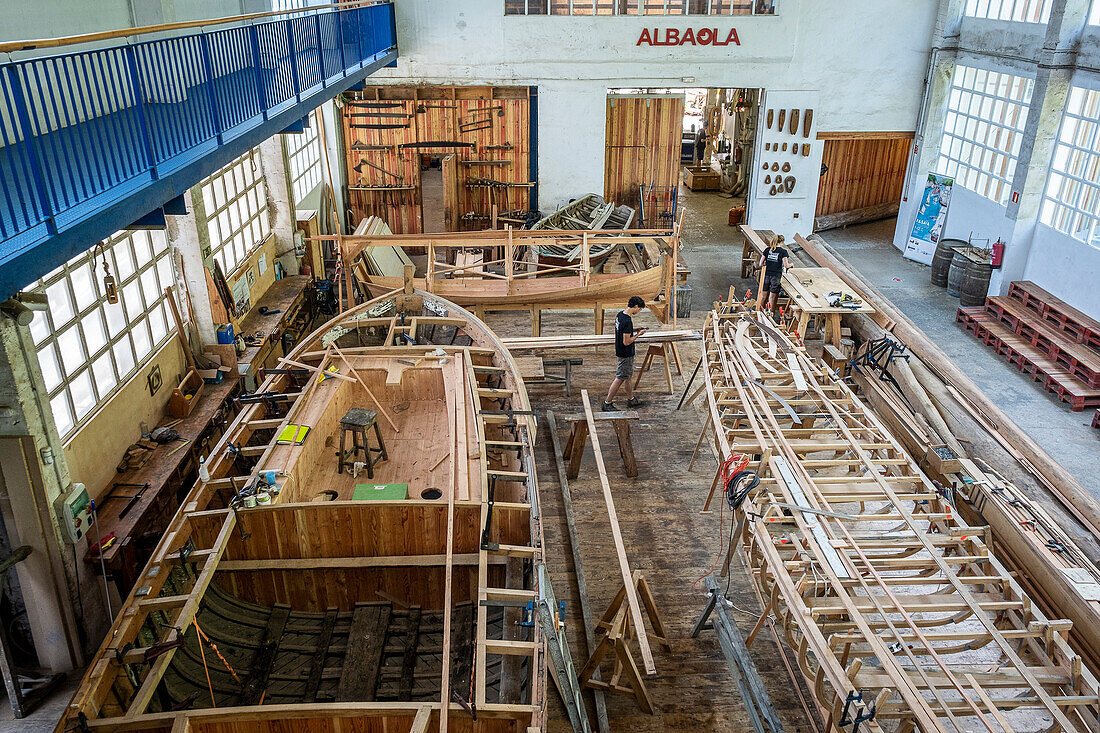 Albaola. Rekonstruktion eines historischen Walfangboots im baskischen Hafen von Pasaia, Gipuzkoa, Spanien