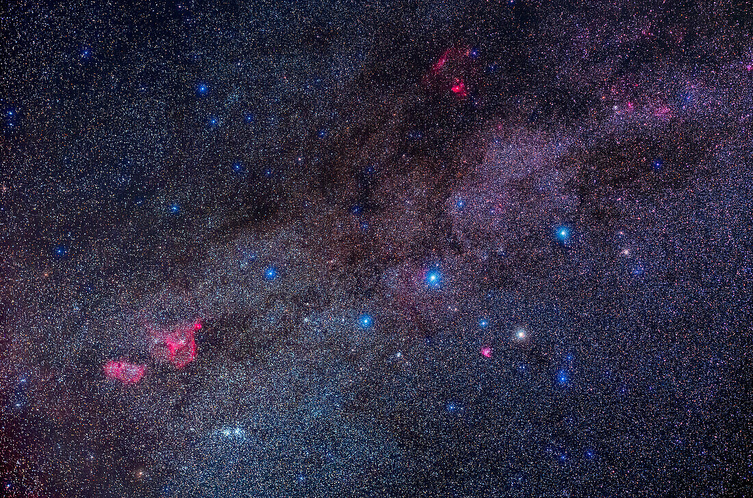 Dies ist ein Porträt der Königin Kassiopeia, das sowohl die roten Emissionsnebel im Sternbild als auch einige der größeren Sternhaufen aufnimmt. Das Gebiet ist auch von dunklen Staubspuren durchzogen.
