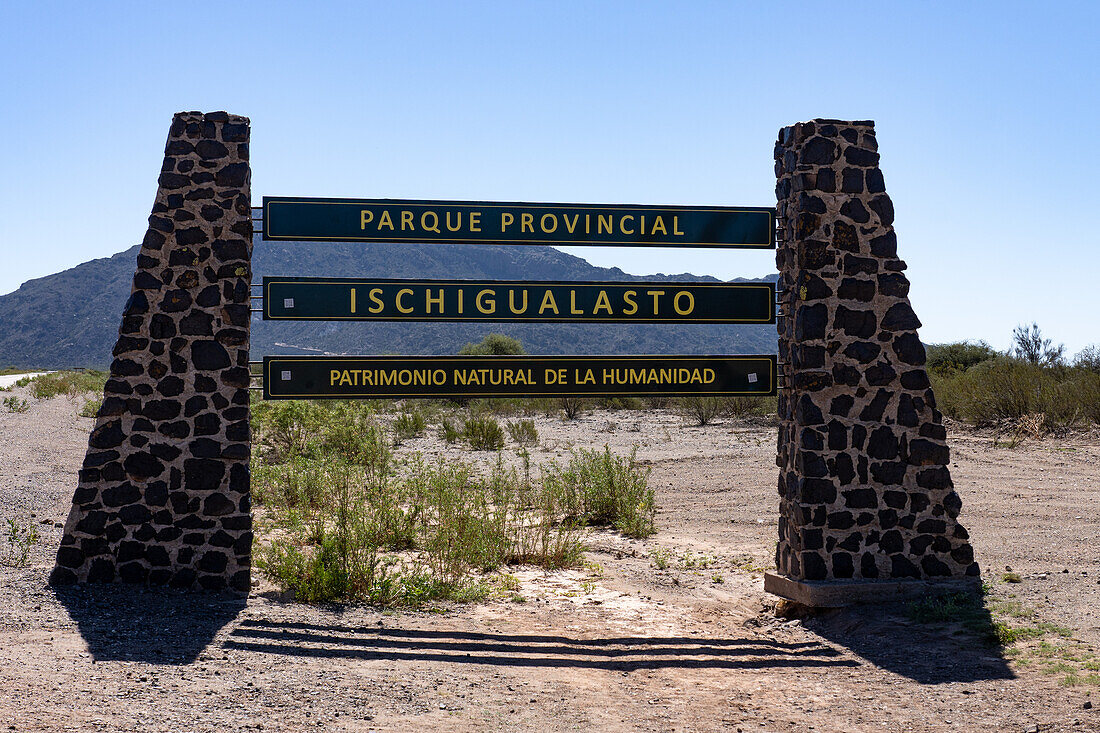 Das Eingangsschild des Ischigualasto Provincial Park in der Provinz San Juan, Argentinien.