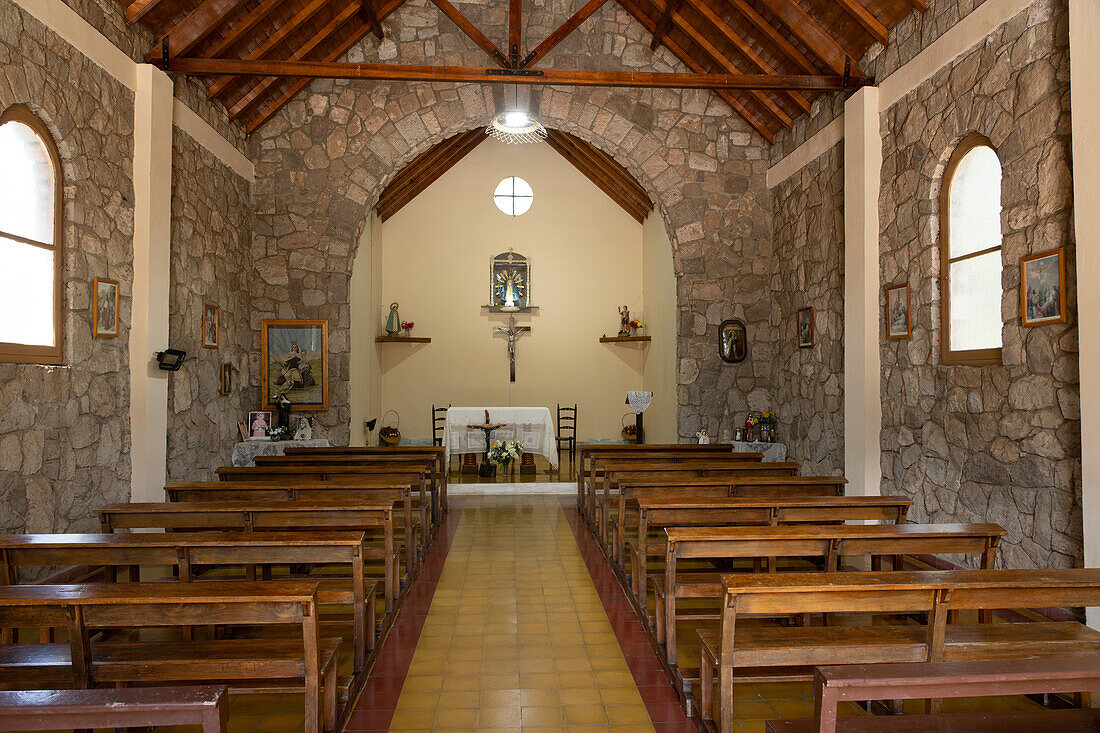 Das Innere der steinernen Pfarrkirche in dem kleinen Dorf Paso de las Carretas in der Provinz Mendoza, Argentinien.