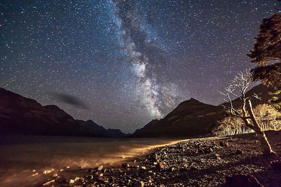 Die Milchstraße über dem Upper Waterton Lake, Waterton Lakes National Park, Alberta, am 29. August 2013. Dies ist eine US-Weltnaturerbestätte. Aufgenommen mit dem 14-mm-Objektiv und der Canon 5D MkII für 60 Sekunden bei ISO 3200 und f/2.8. Das Licht der Straßenlaternen der Stadt sorgt für die Beleuchtung. Der Mond war nicht zu sehen. Es war eine sehr windige Nacht!