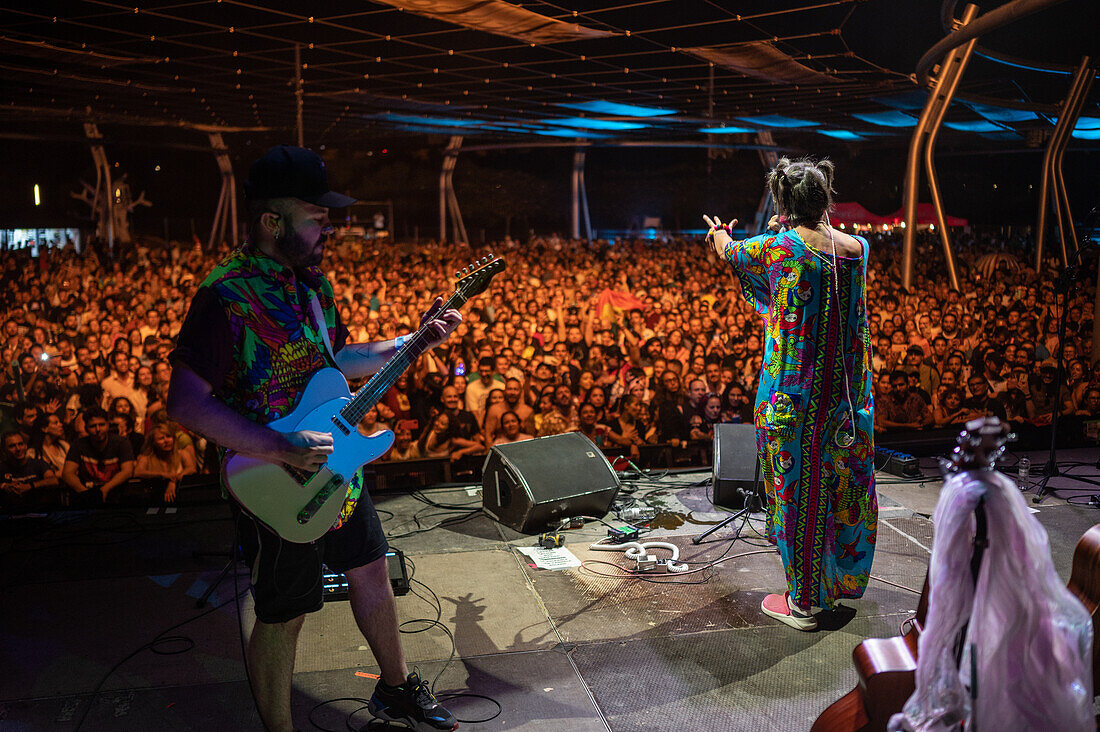 Die kolumbianische Band Aterciopelados tritt live während des Vive Latino 2022 Festivals in Zaragoza, Spanien, auf