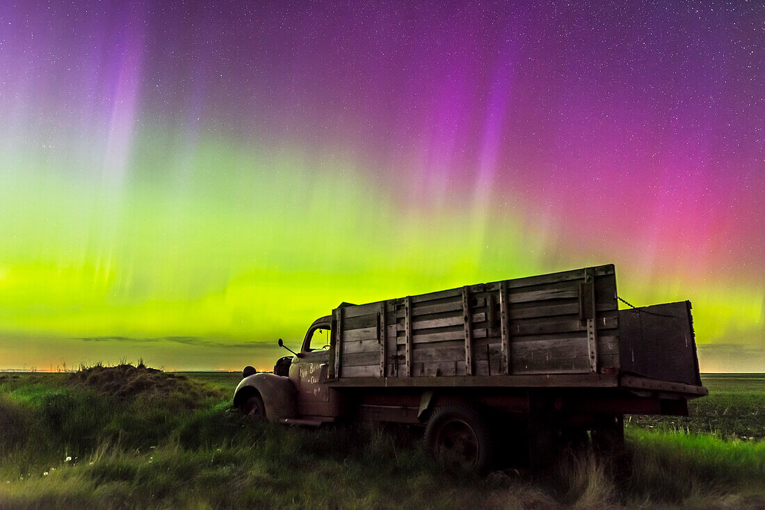 Ein Polarlicht in der Nacht vom 7. auf den 8. Juni 2015 aus Süd-Alberta, mit einem alten, rustikalen Farmwagen im Vordergrund. Dies ist ein Bild aus einem Zeitraffer mit 450 Bildern, aufgenommen mit der Nikon D750 bei ISO 1600 und dem Sigma 24mm Objektiv bei f/2.8, für jeweils 8 Sekunden. Der Vordergrund stammt aus einem Stapel von 8 Bildern, die zeitlich an das Himmelsbild angrenzen und zur Glättung des Rauschens im Modus "Mittel" gestapelt wurden.