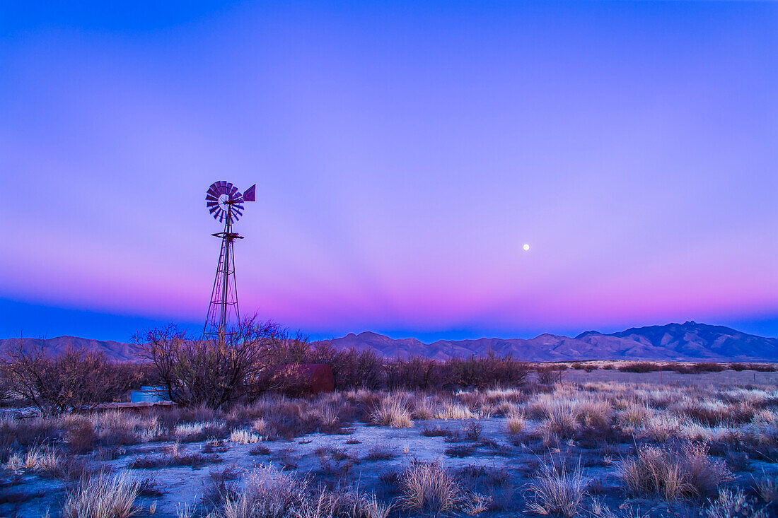 Farben der Sonnenuntergangsdämmerung und der zunehmende Gibbous-Mond über den Chiricahua Mountains im Südosten Arizonas, südlich von Willcox. Aufgenommen am 15. Dezember 2013 auf dem Highway 186. Aufgenommen mit dem 24-mm-Objektiv und der Canon 5D MkII. Einige dunkle Dämmerungsstrahlen sind sichtbar, die zum antisolaren Punkt konvergieren.