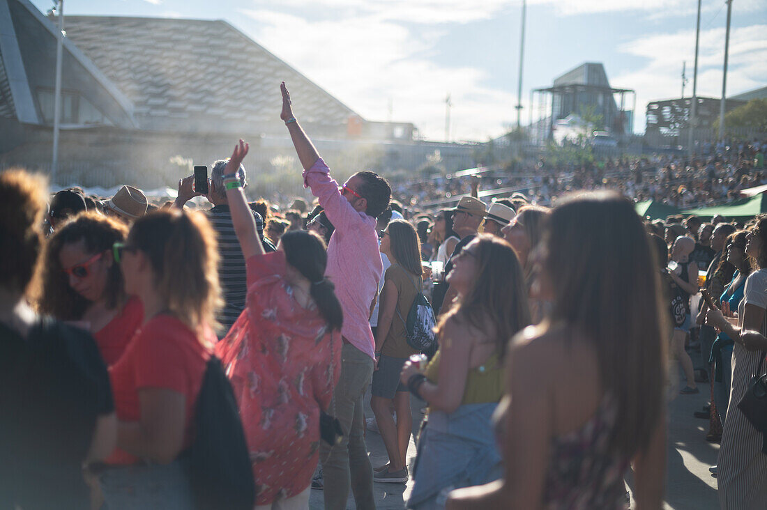 Der spanische Sänger Mikel Erentxun tritt live beim Vive Latino 2022 Festival in Zaragoza, Spanien, auf