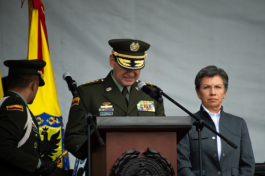 Der kolumbianische Polizeidirektor William Rene Salamanca spricht während der Übernahme des Kommandos durch die kolumbianische Polizeibrigadierin Sandra Patricia Hernandez in Bogota, Kolumbien, am 30. Juni 2023.