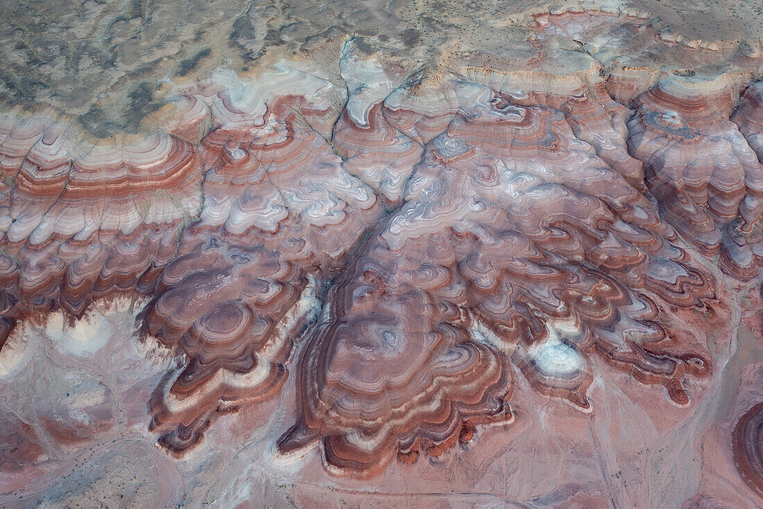 Luftaufnahme der farbenfrohen Bentonite Hills vor der Morgendämmerung, nahe Hanksville, Utah.