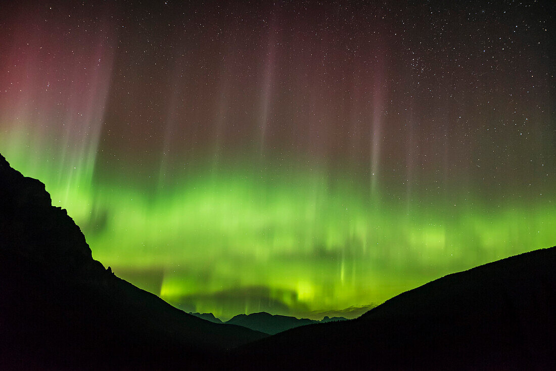 Das Nordlicht in einer feinen Stufe 4 bis 5 über dem Desolation Valley am Moraine Lake, Banff National Park, in der Nacht vom 31. August zum 1. September. Dies ist ein Bild aus einem Zeitraffer mit 450 Bildern, in dem das Polarlicht am besten zu sehen ist. Es handelt sich um eine 2-Sekunden-Belichtung bei f/2 mit dem Sigma 20mm Art Objektiv und der Nikon D750 bei ISO 5000.