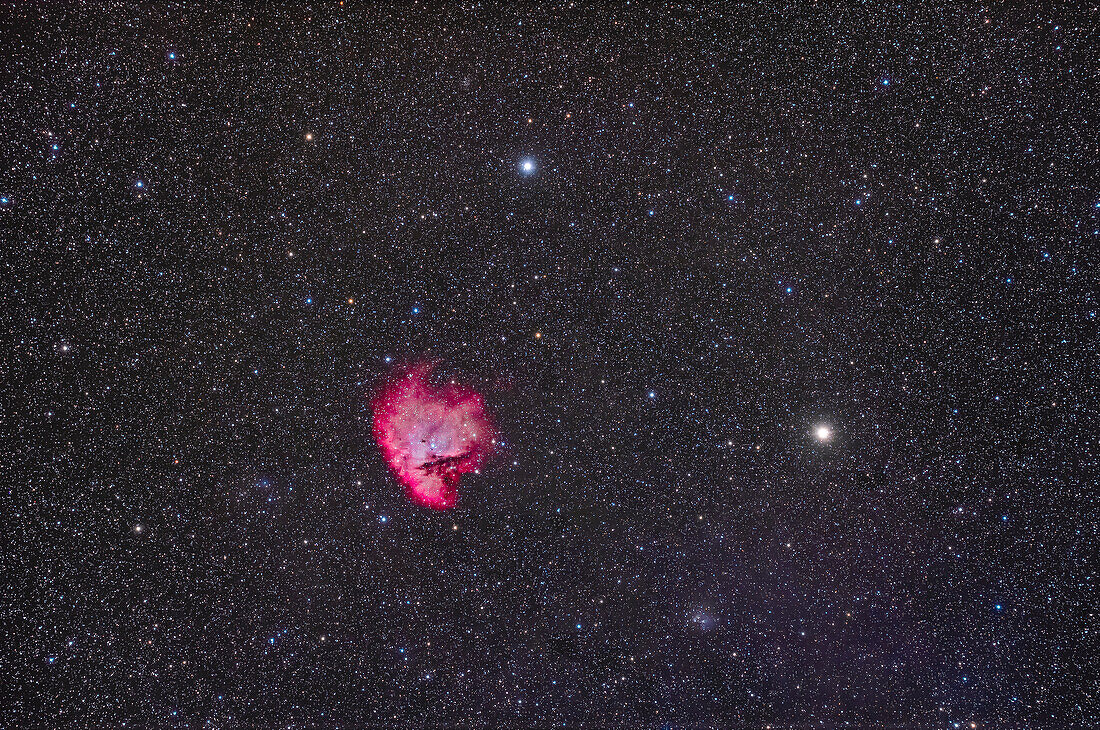 NGC 281, auch bekannt als Pacman-Nebel, in Kassiopeia, in der Nähe des hellen Sterns Schedir (oder Shedar), rechts, und unterhalb von Achird, oben.