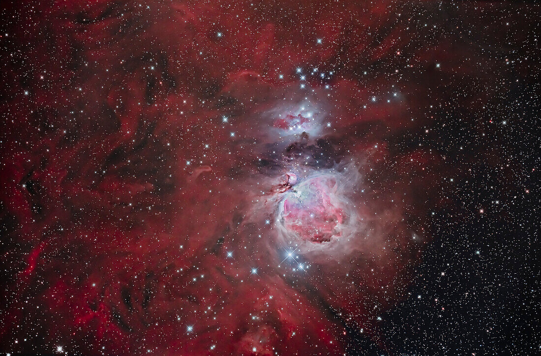 Der Orionnebel, auch bekannt als Messier 42, in der Mitte, mit dem blauen Running Man Nebel (NGC 1973-5-7) darüber. Der kleinere Nebel am oberen Rand von M42 ist M43. Der blaue Sternhaufen oben über dem Rasenden Mann ist NGC 1981; der lockere Sternhaufen unter M42 ist NGC 1980.