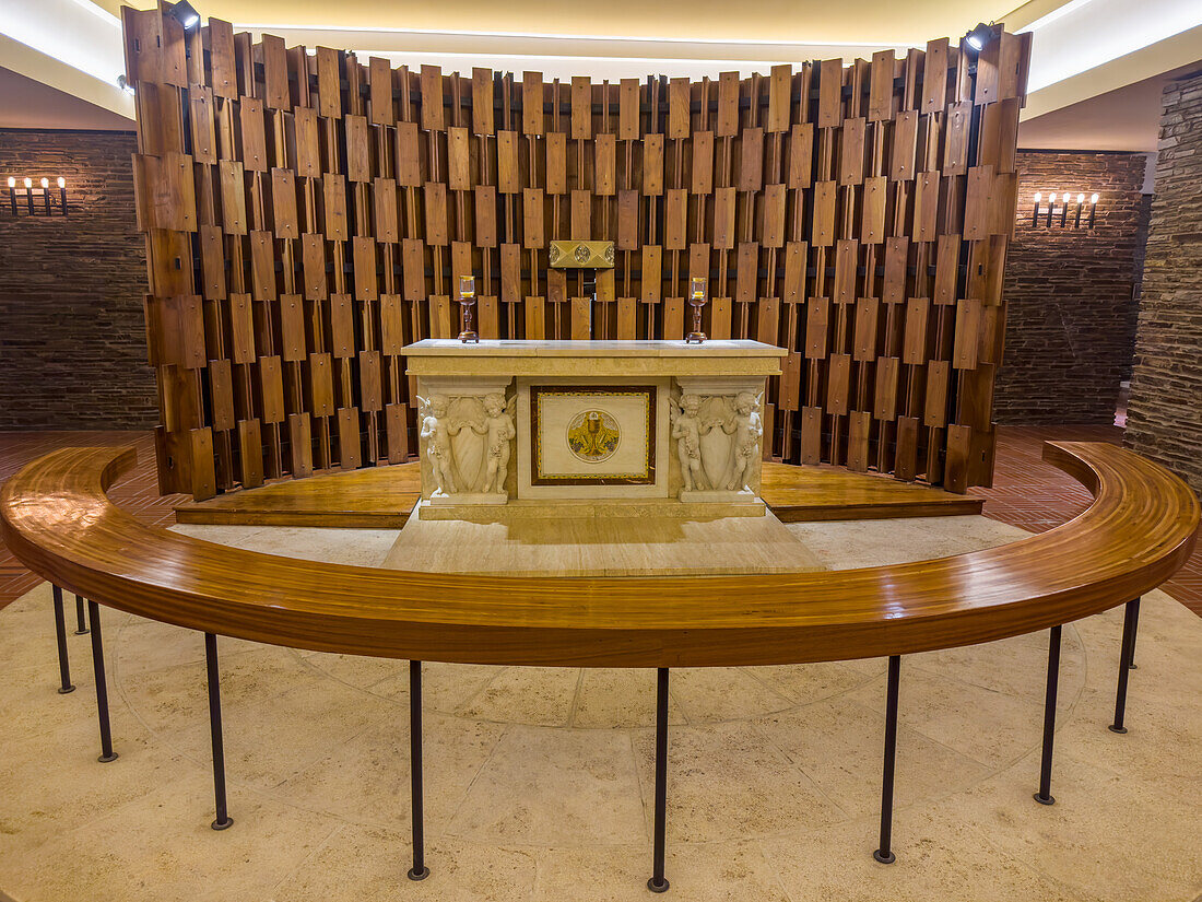 Ein geschnitzter Marmoraltar in einer Kapelle in der Krypta der Kathedrale von San Juan de Cuyo in San Juan, Argentinien.