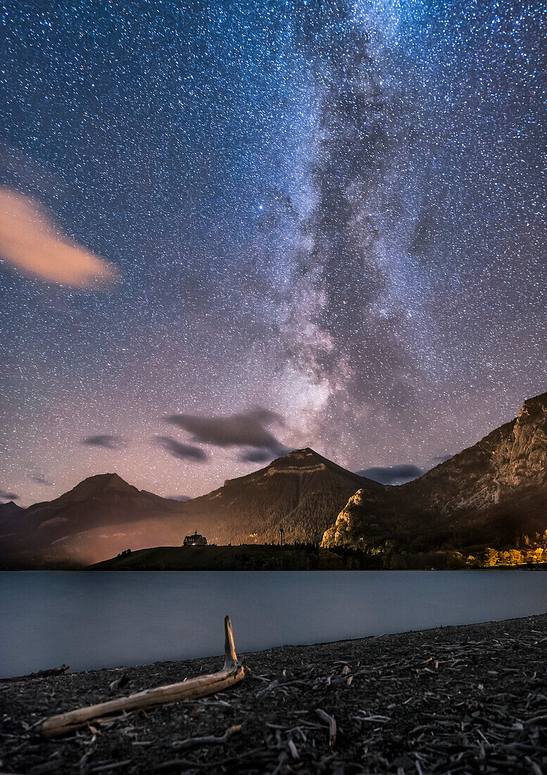 Die Milchstraße über dem entfernten Prince of Wales Hotel vom Driftwood Beach im Waterton Lakes National Park, 24. September 2016. Da die Saison zu Ende ist, ist das Hotel geschlossen und dunkel. Der helle Stern in der Mitte ist Altair im Sternbild Aquila.