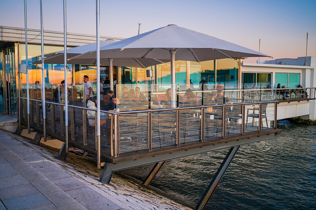 Flussufer-Café Confeitaria Nacional Belem am Tejo bei Sonnenuntergang, Lissabon, Portugal