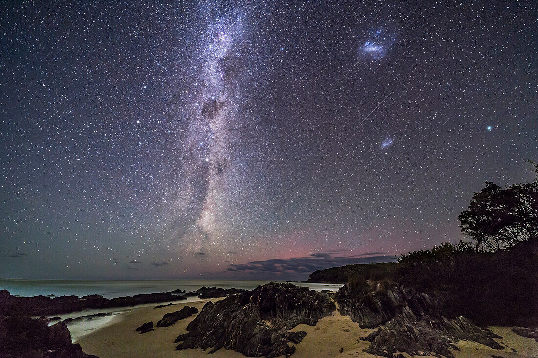 Der wunderbare Himmel der südlichen Hemisphäre über der Tasmanischen See bei Cape Conran an der Gippsland-Küste von Victoria. Australien, am 31. März 2017.