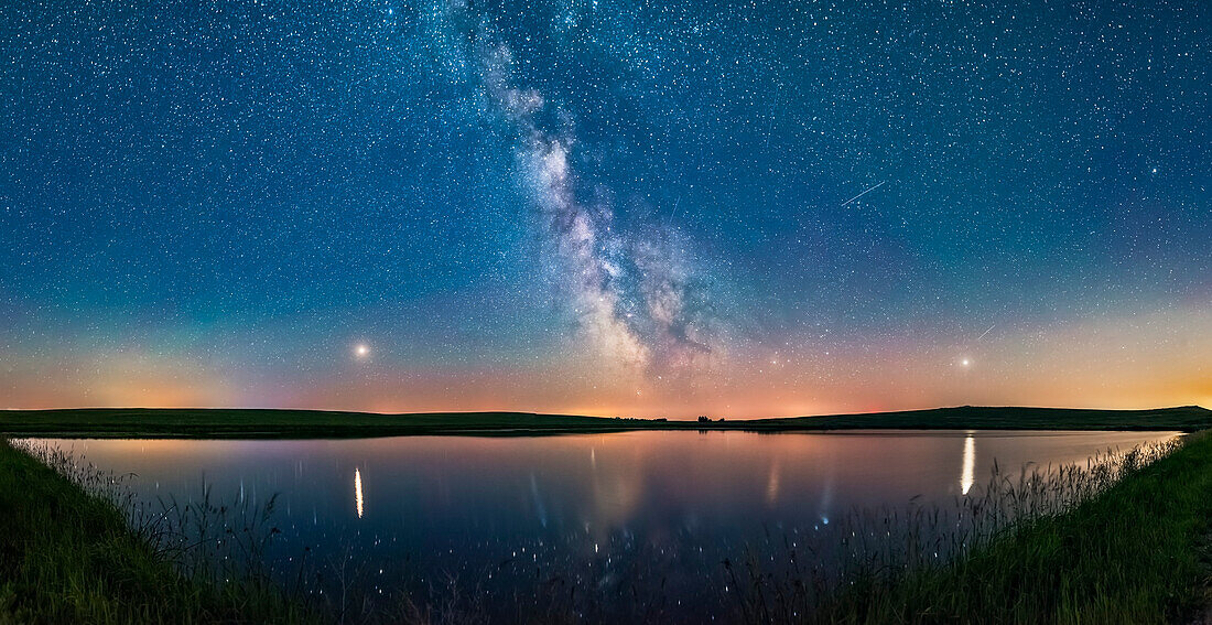 Ein 160°-Panorama, aufgenommen am 5. und 6. Juli von der sommerlichen Milchstraße und der Reihe der Sommerplaneten 2018 über dem Prärieteich nahe der Heimat in Süd-Alberta.