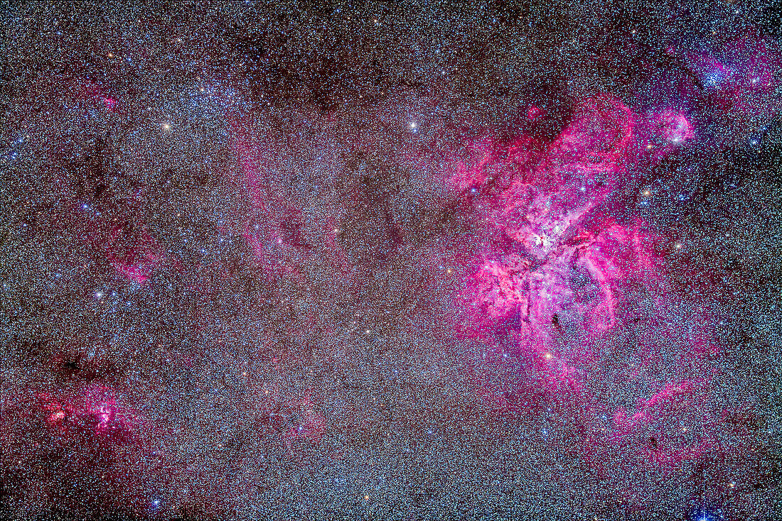 Der Carina-Nebel, NGC 3572, und die umliegenden Sternhaufen. Oben links ist NGC 3532, der Fußballhaufen. Oben rechts ist NGC 3293, der Edelsteinhaufen. Unten links ist der Nebelkomplex NGC 3576/81. Dies ist ein Stapel von 5 x 10 Minuten Belichtung bei f/4.3 mit dem Borg 77mm Astrographen (330mm Brennweite) und einer filtermodifizierten Canon 5D MkII bei ISO 800. Aufgenommen von Coonabarabran, Australien, März 2014.