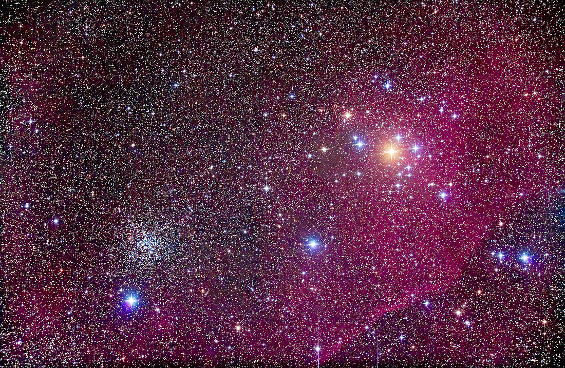 Offenes Sternhaufenpaar aus NGC 2451 (rechts), einem hellen lockeren Sternhaufen, und NGC 2477 (links), einem schwächeren, aber sehr reichen offenen Sternhaufen. Das Feld ist auch mit schwachem Emissionsnebel gefüllt. Aufgenommen von Timor Cottage, Coonabarabran, NSW, Australien, 12. Dezember 2010. Dies ist ein Stapel von 5 x 6 Minuten Belichtung bei ISO 1600 mit der Canon 5D MkII Kamera am 105mm Astro-Physics Traveler apo Refraktor bei f/5.8 mit 6x7 field flattener.