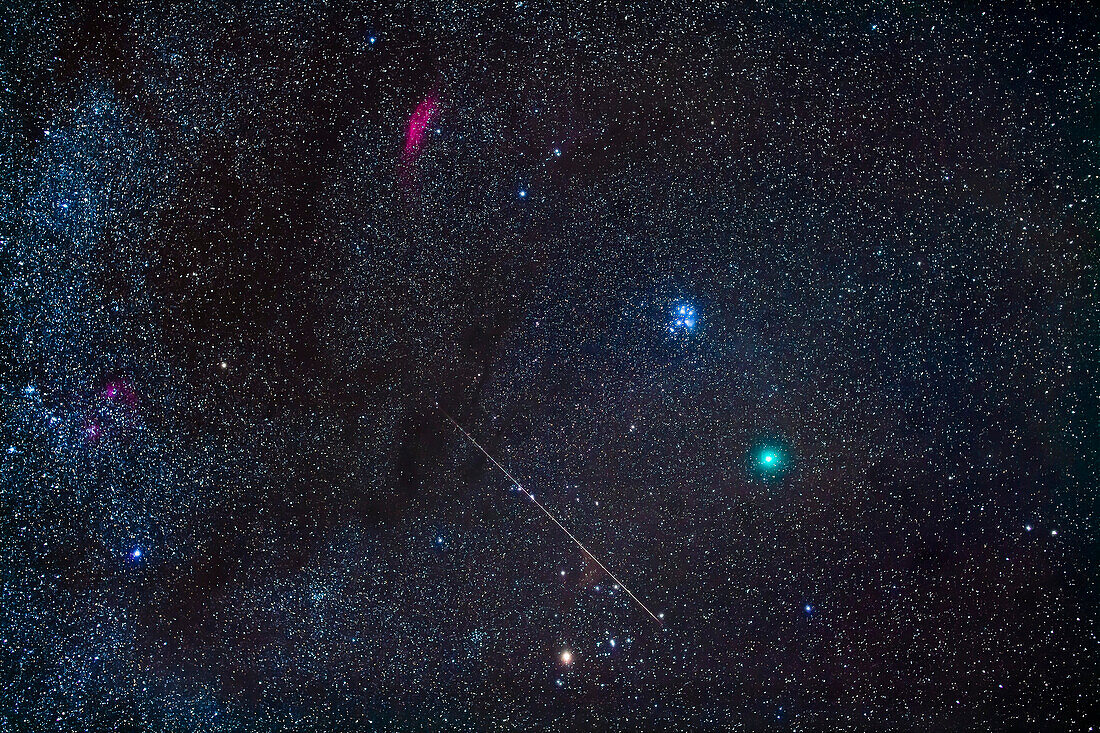 Dies ist der Komet Wirtanen 46P im Stier am 14. und 15. Dezember 2018 in Begleitung eines Meteors, der natürlich zufällig gefangen wurde. Der Meteor hat eine gelbliche Rauchwolke hinterlassen.
