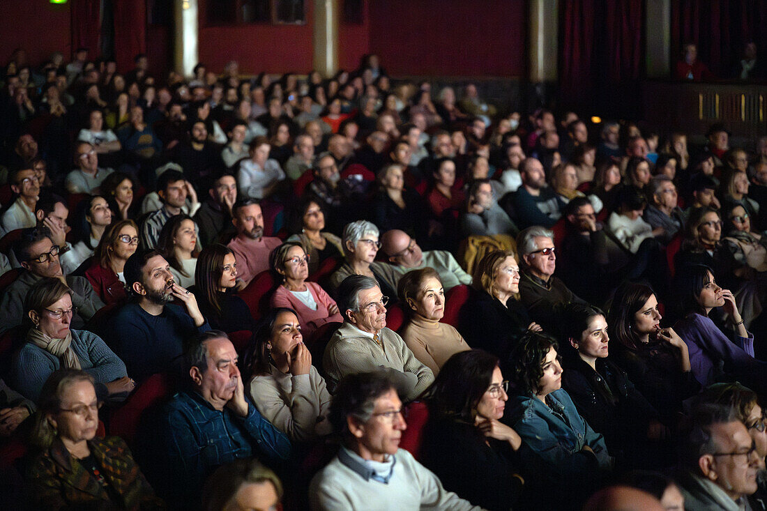 Überfüllter Innenhof des Theatersaals von Lope de Vega (Sevilla, Spanien) während einer Aufführung.