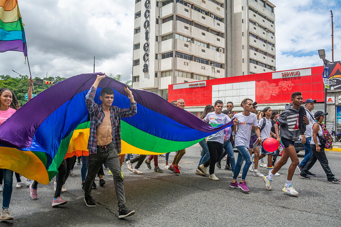 Pride-Parade in Caracas, Venezuela. Mit der Anwesenheit der UN in Venezuela, Diplomaten und Vertretern verschiedener Botschaften der Europäischen Union in Venezuela. 2. Juli 2023
