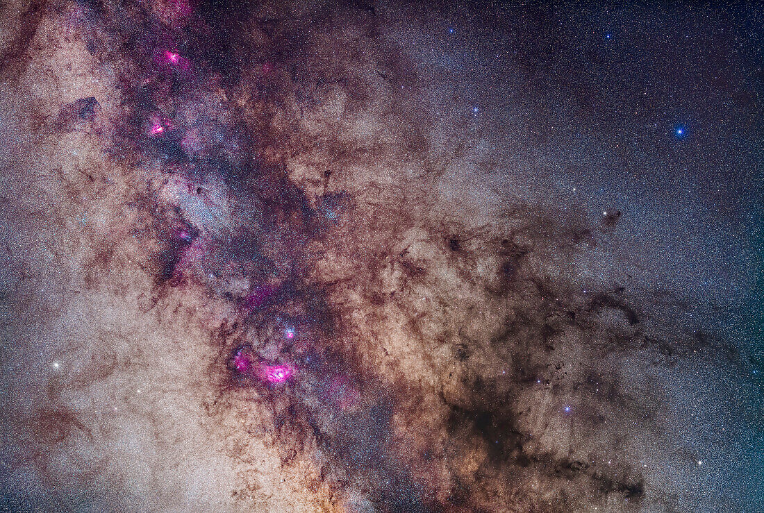 Ein Mosaik der Region um die Kleine Sagittarius-Sternwolke und den Dunkelnebelkomplex Dark Horse. Das Feld nimmt die Milchstraße vom Lagunennebel unten bis zum Adlernebel oben links auf. Dazwischen liegen von oben nach unten der Schwanennebel (M17) und die Kleine Sagittarius-Sternwolke (M24). Flankiert wird die helle M24-Sternwolke von den großen offenen Sternhaufen M23 (rechts) und M25 (links). Unten links ist der Kugelsternhaufen M22 zu sehen. Der auffällige Dunkelnebel rechts ist der große Pfeifennebel (B78), darüber der kleine Schlangennebel (B72). Der gesamte Komplex ist mit bloßem Auge a