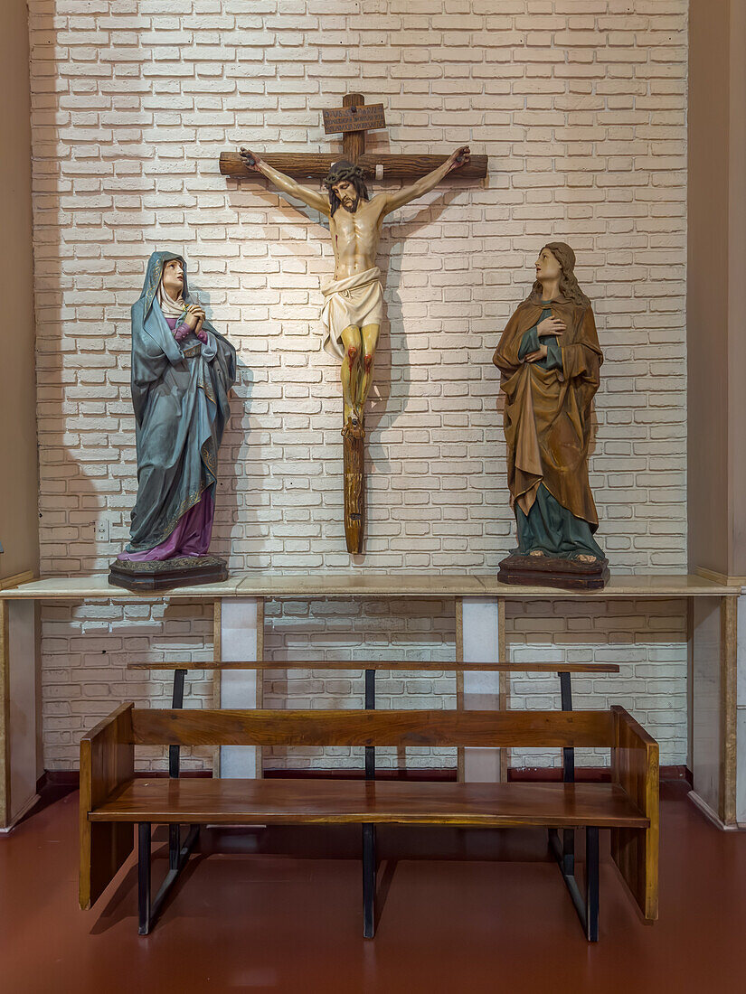 Statuen in einer Seitenkapelle in der Kathedrale von San Juan de Cuyo in San Juan, Argentinien.